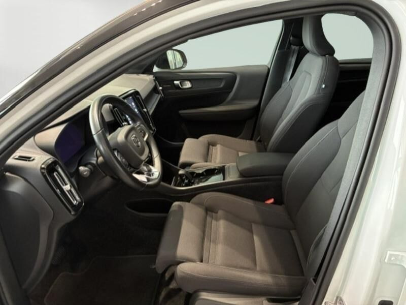 Beige Volvo XC40 fra 2023