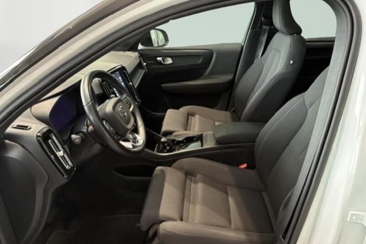 Beige Volvo XC40 fra 2023