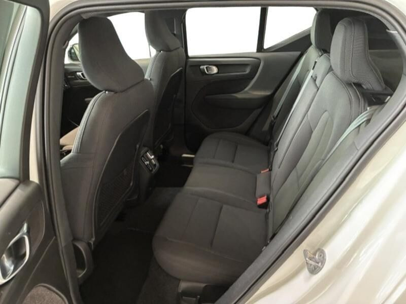 Beige Volvo XC40 fra 2023