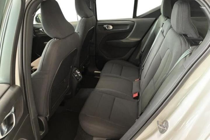 Beige Volvo XC40 fra 2023
