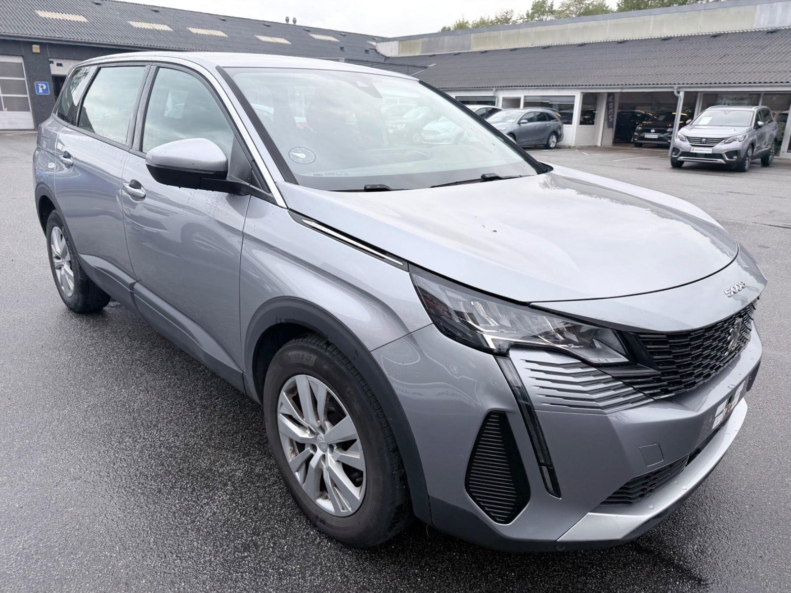 Grå Peugeot 5008 fra 2021