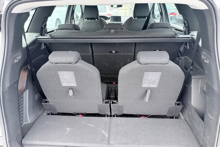 Grå Peugeot 5008 fra 2021