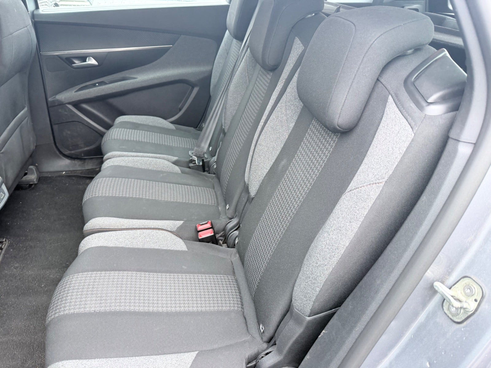 Grå Peugeot 5008 fra 2021