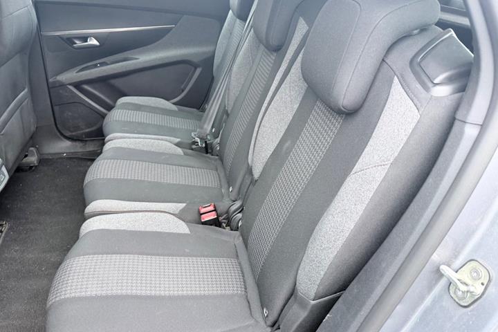Grå Peugeot 5008 fra 2021