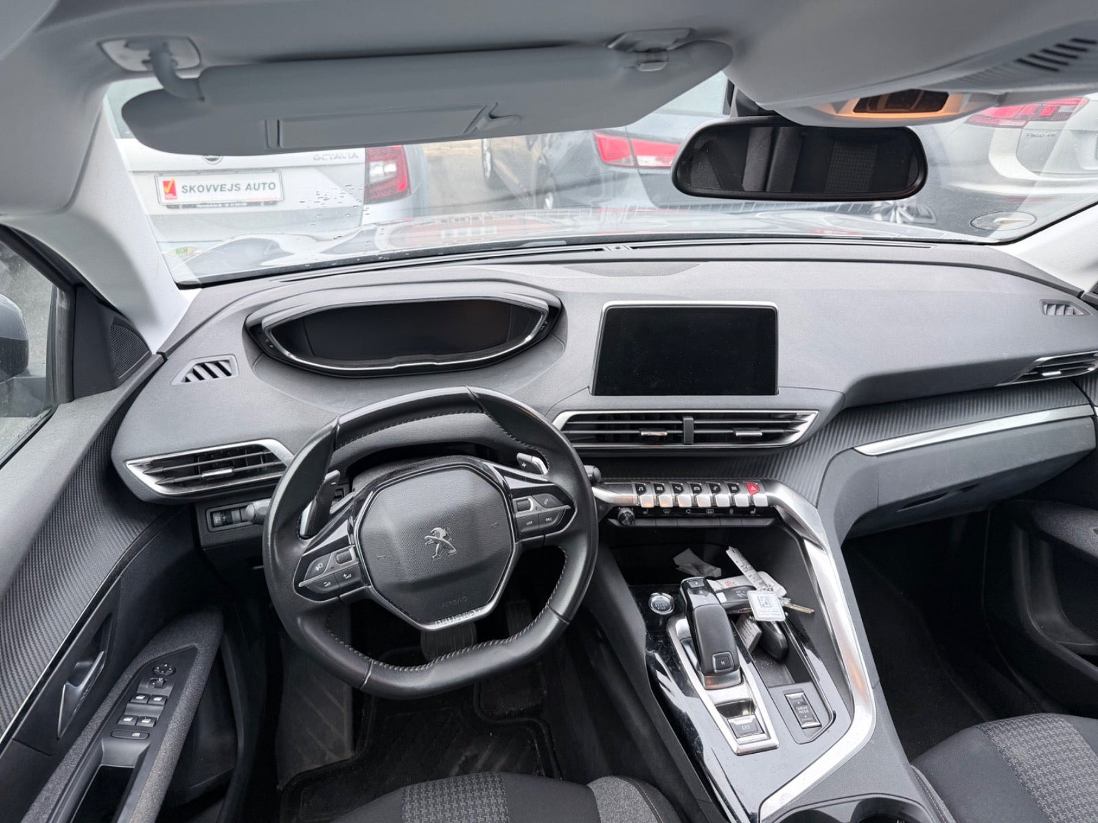 Grå Peugeot 5008 fra 2021