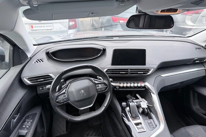 Grå Peugeot 5008 fra 2021