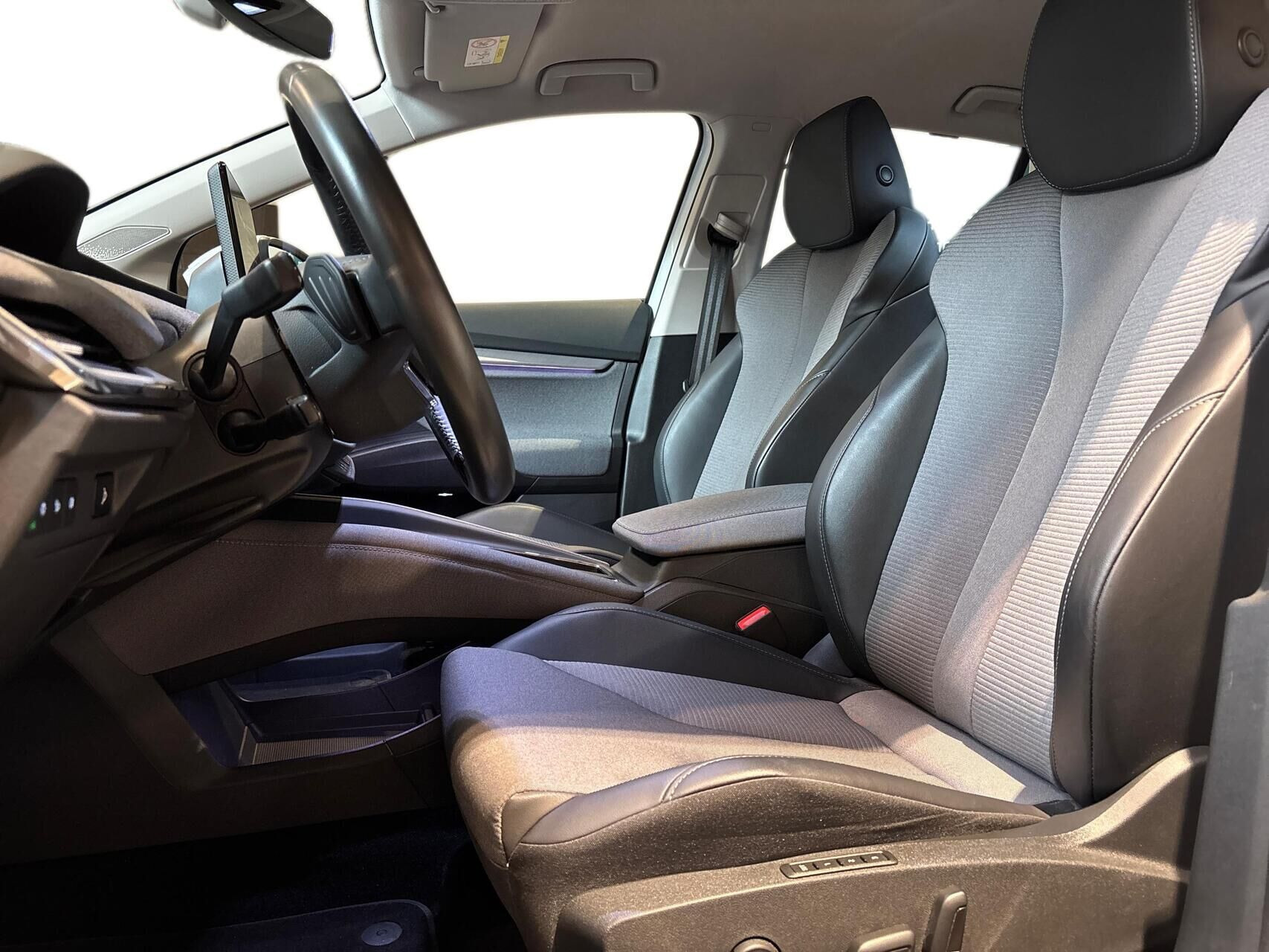 Hvid Skoda Enyaq fra 2024