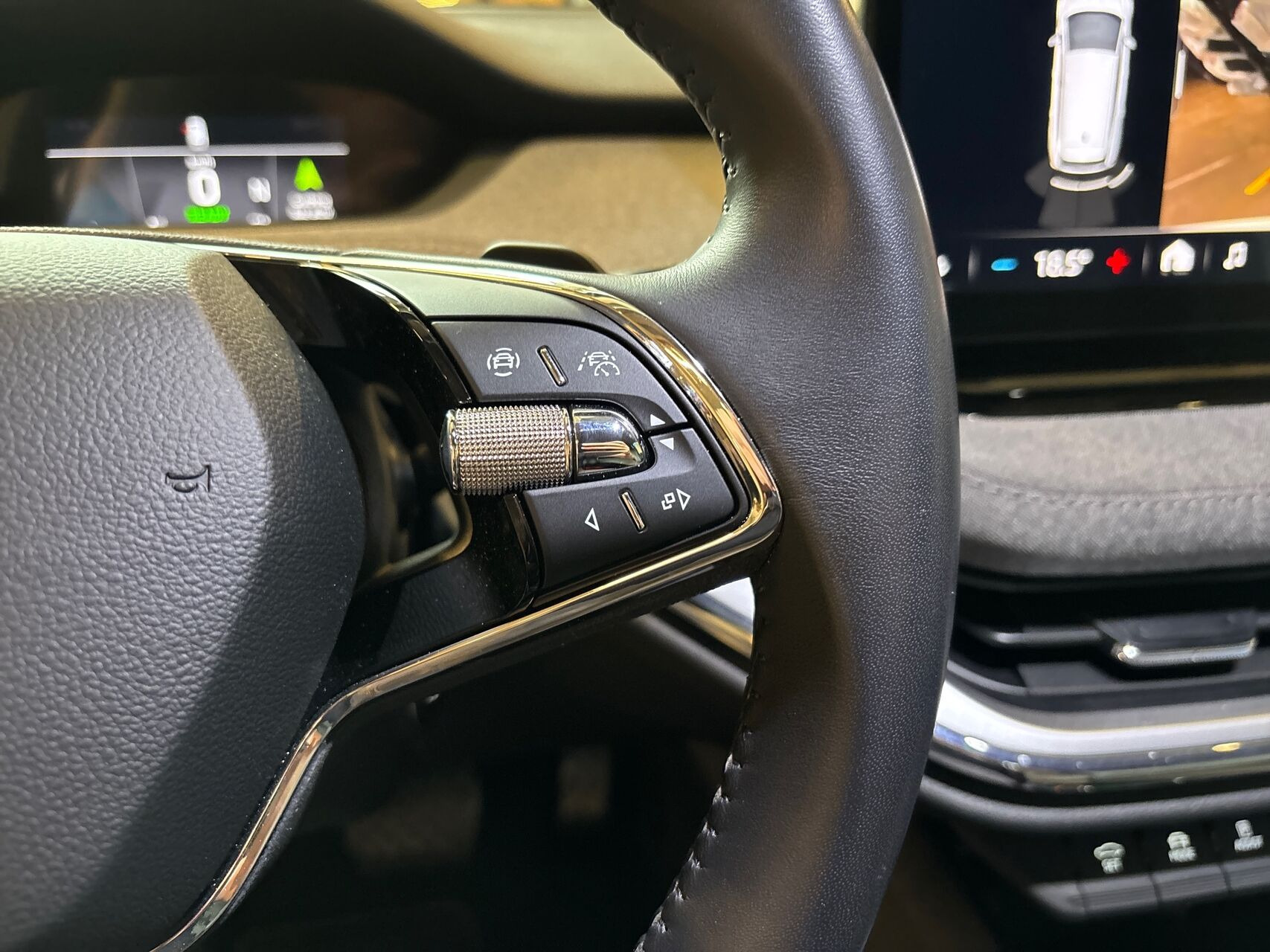 Hvid Skoda Enyaq fra 2024