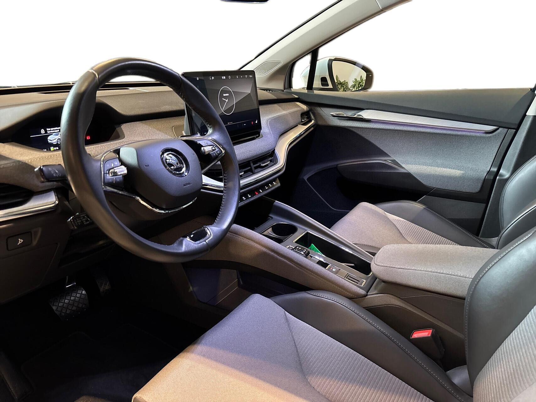 Hvid Skoda Enyaq fra 2024