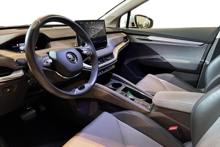 Hvid Skoda Enyaq fra 2024