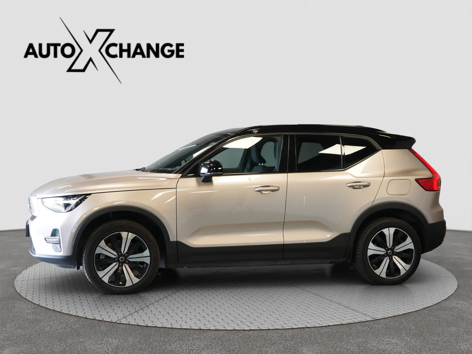 Orange Volvo XC40 fra 2023