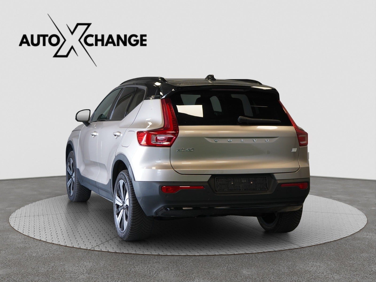 Orange Volvo XC40 fra 2023