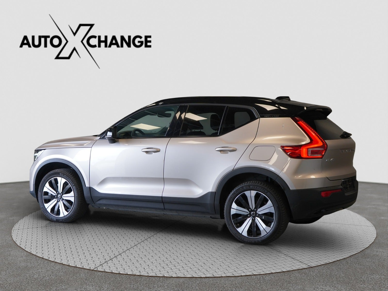 Orange Volvo XC40 fra 2023
