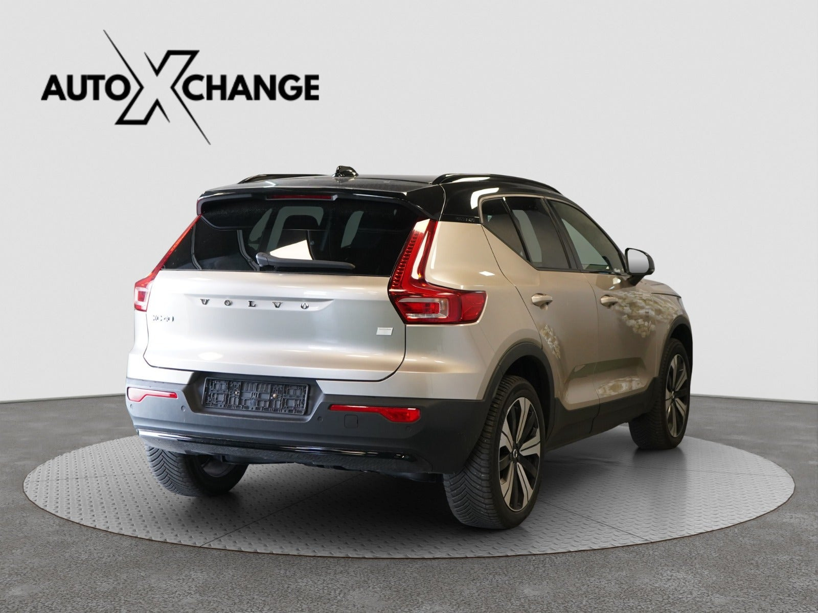 Orange Volvo XC40 fra 2023