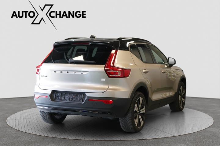 Orange Volvo XC40 fra 2023