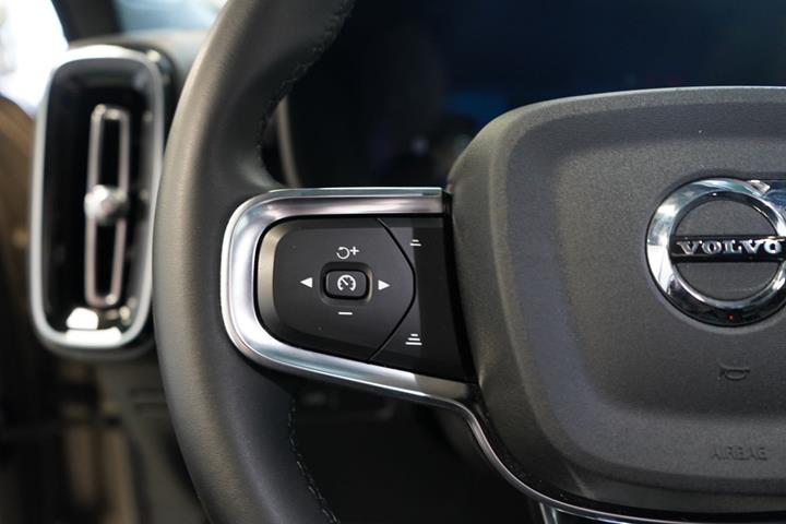Orange Volvo XC40 fra 2023