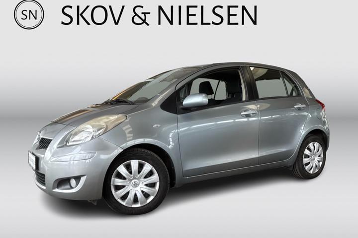 Grå Toyota Yaris fra 2011