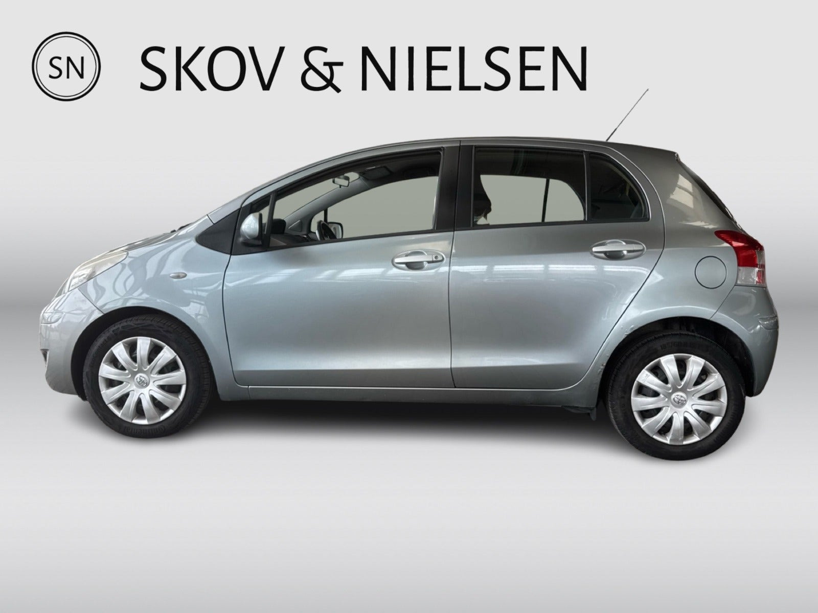 Grå Toyota Yaris fra 2011