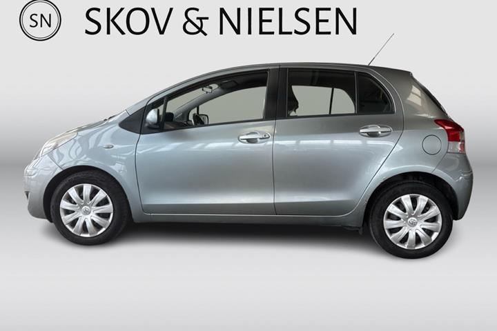 Grå Toyota Yaris fra 2011
