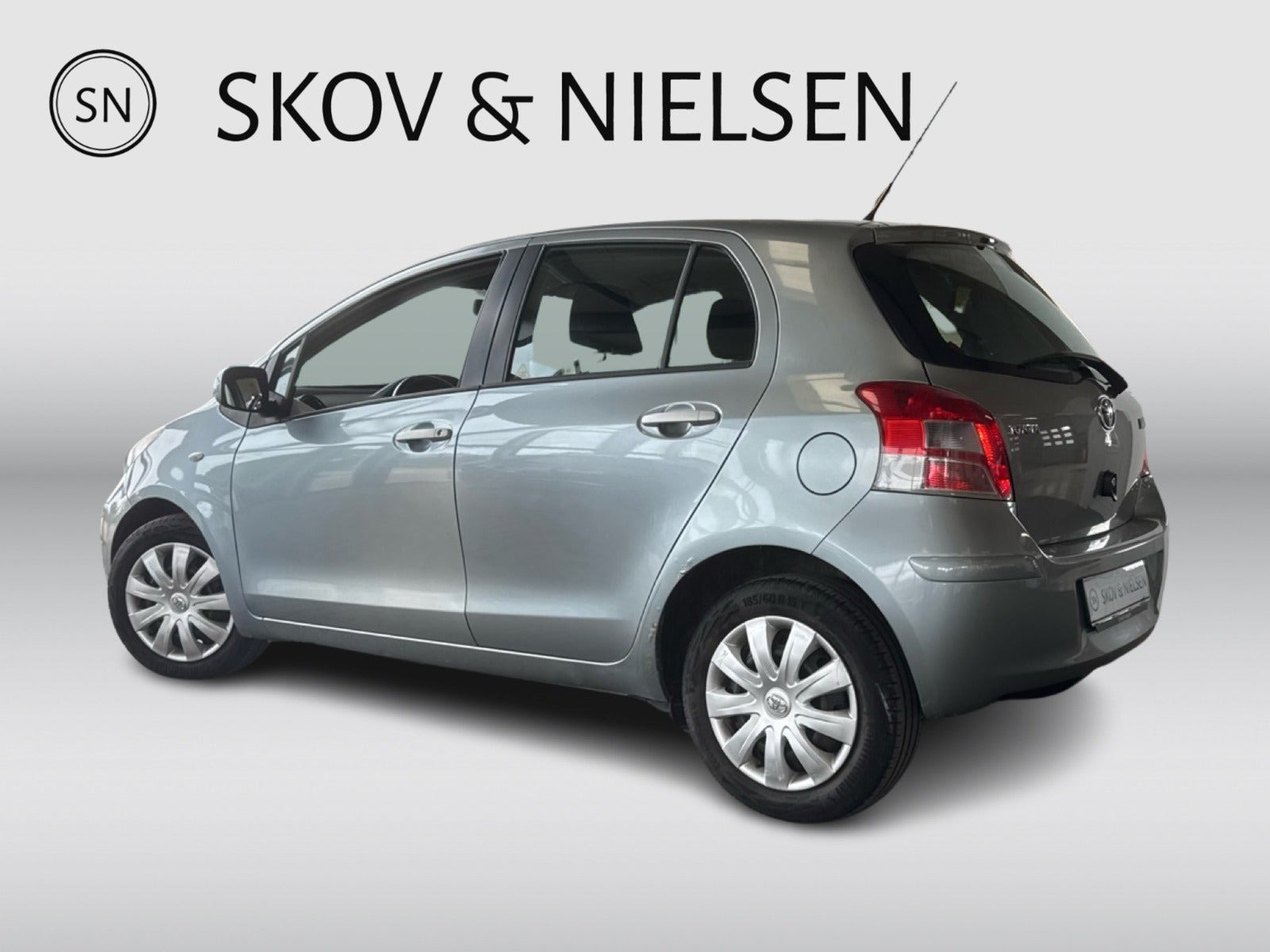 Grå Toyota Yaris fra 2011