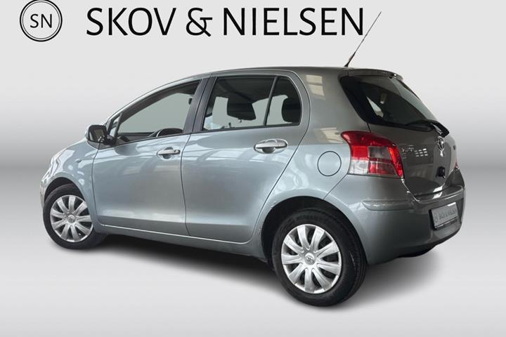 Grå Toyota Yaris fra 2011