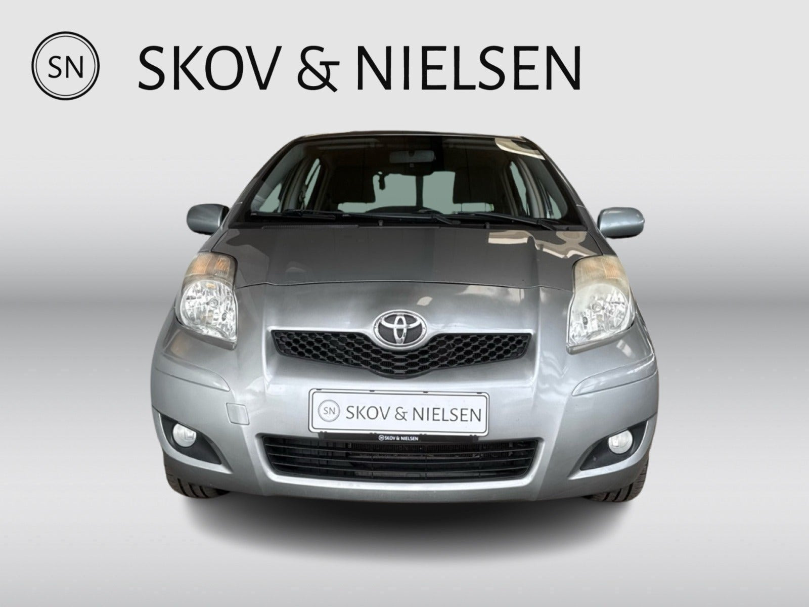 Grå Toyota Yaris fra 2011