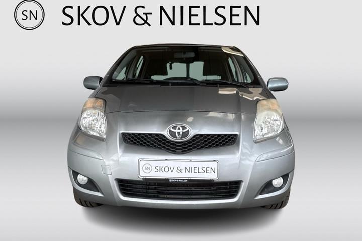 Grå Toyota Yaris fra 2011
