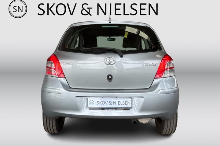 Grå Toyota Yaris fra 2011