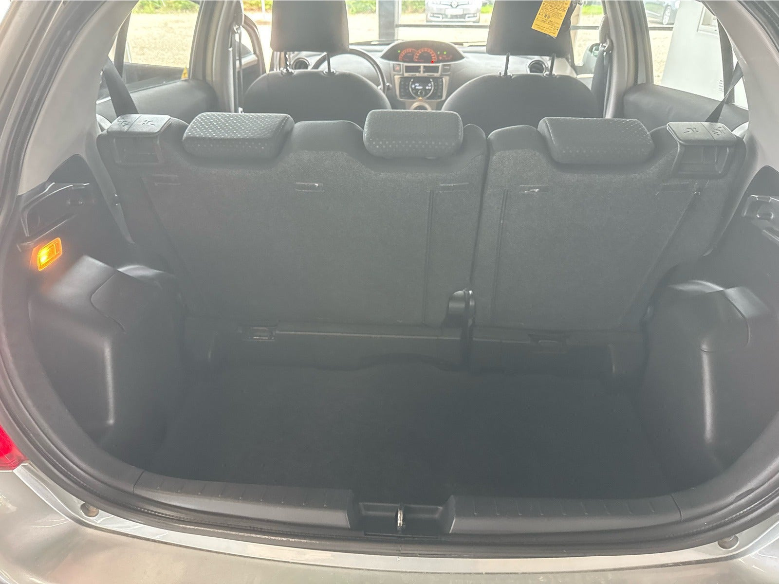 Grå Toyota Yaris fra 2011
