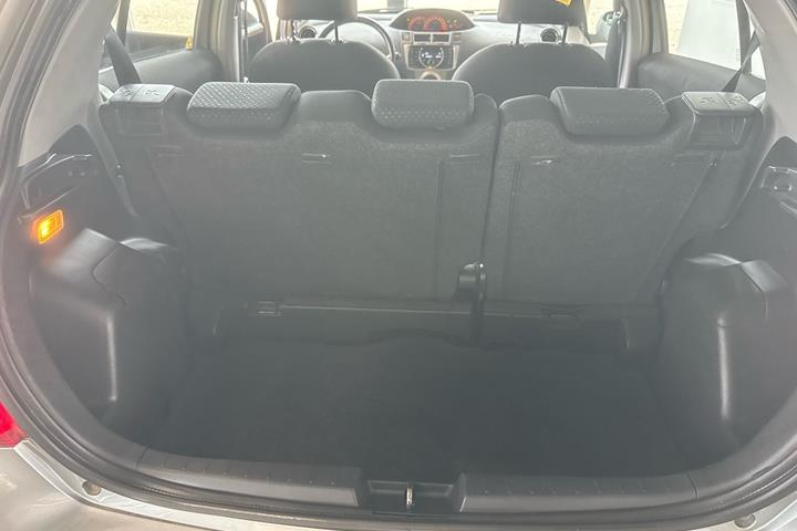 Grå Toyota Yaris fra 2011