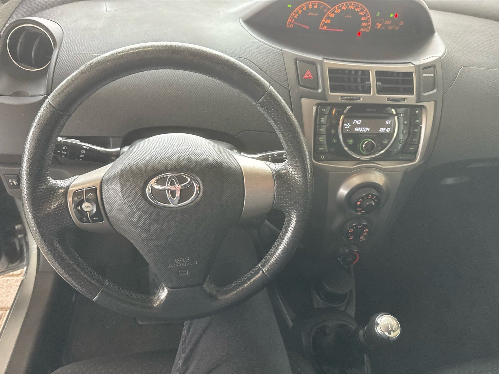 Grå Toyota Yaris fra 2011