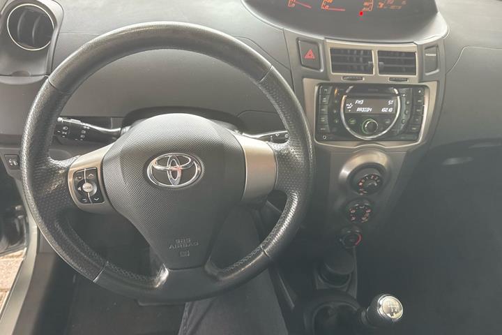 Grå Toyota Yaris fra 2011