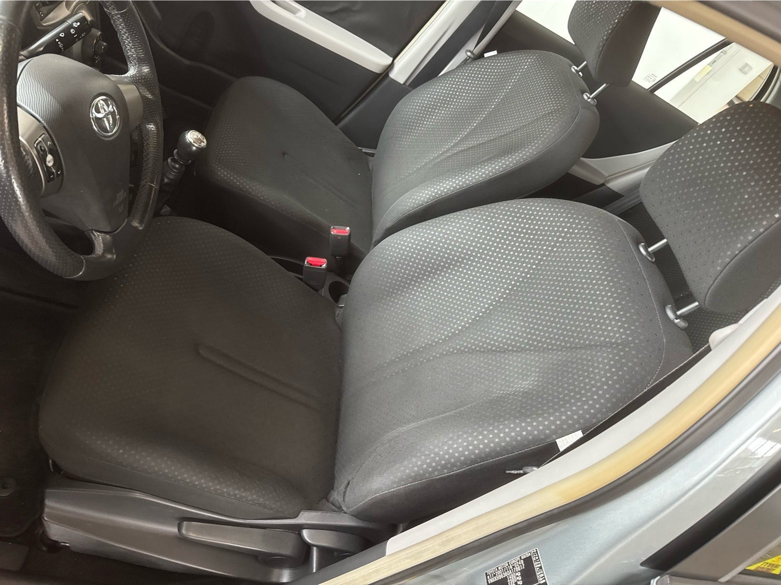 Grå Toyota Yaris fra 2011