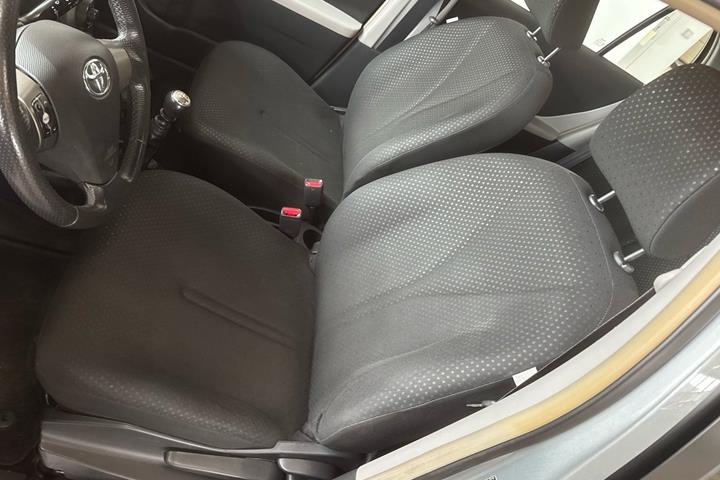 Grå Toyota Yaris fra 2011