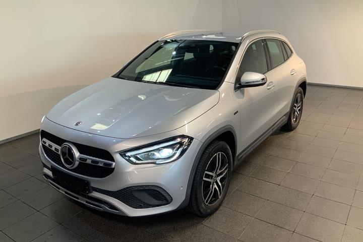 Sølv Mercedes GLA250 e fra 2021 set udefra