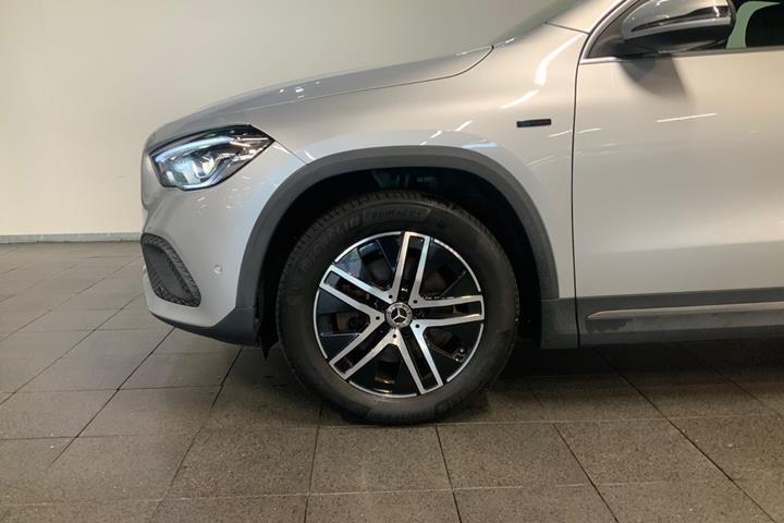 Sølv Mercedes GLA250 e fra 2021
