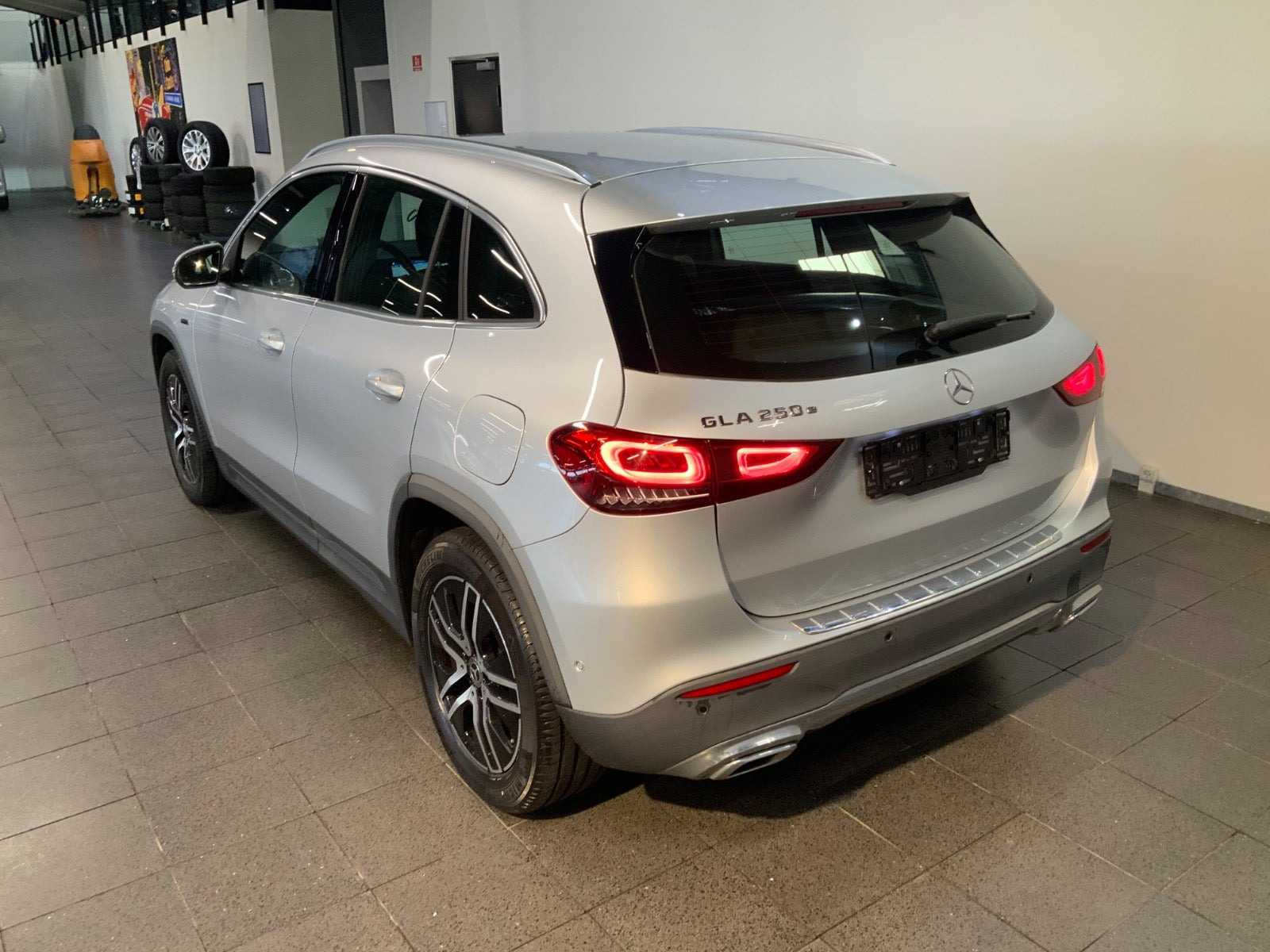 Sølv Mercedes GLA250 e fra 2021
