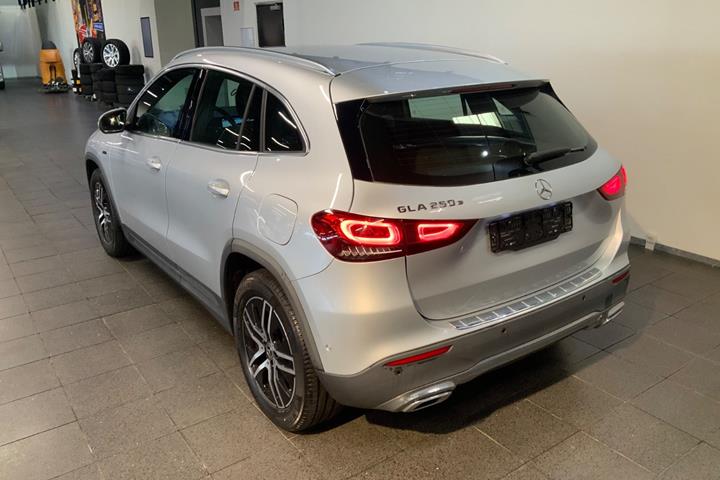 Sølv Mercedes GLA250 e fra 2021