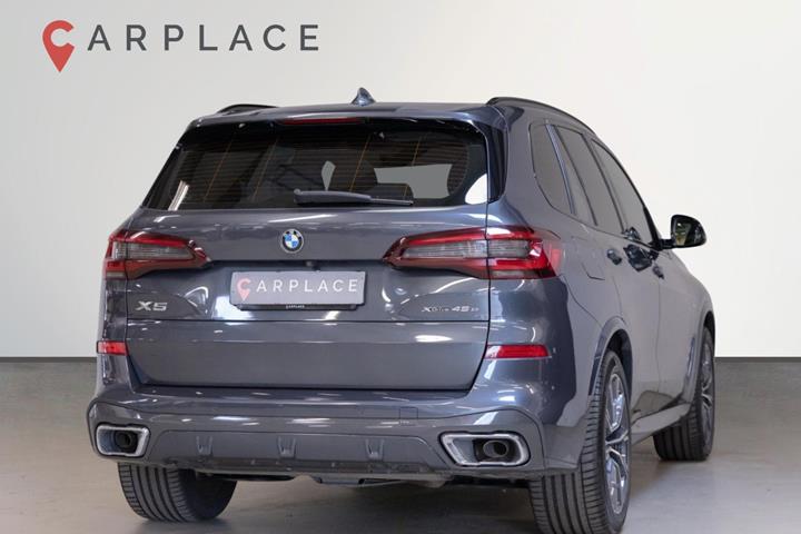 Grå BMW X5 fra 2021