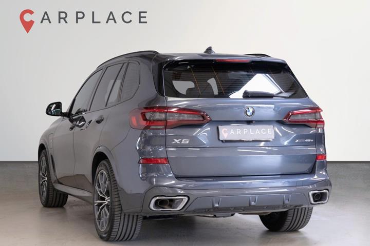 Grå BMW X5 fra 2021