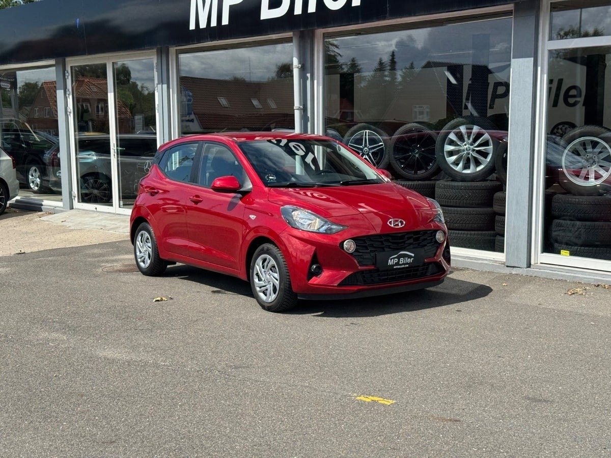 Grå Hyundai i10 fra 2023