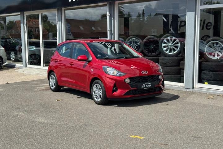 Grå Hyundai i10 fra 2023