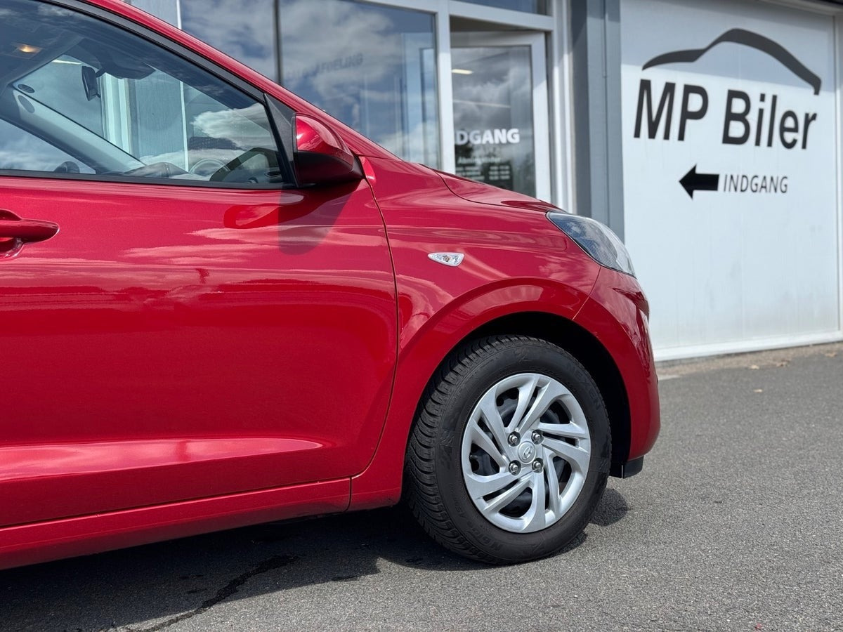 Grå Hyundai i10 fra 2023