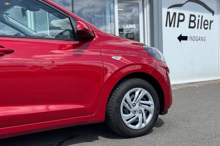 Grå Hyundai i10 fra 2023