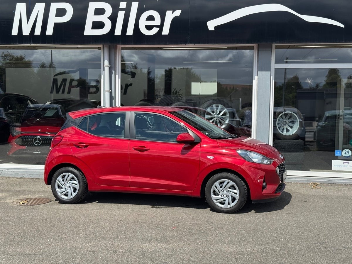 Grå Hyundai i10 fra 2023