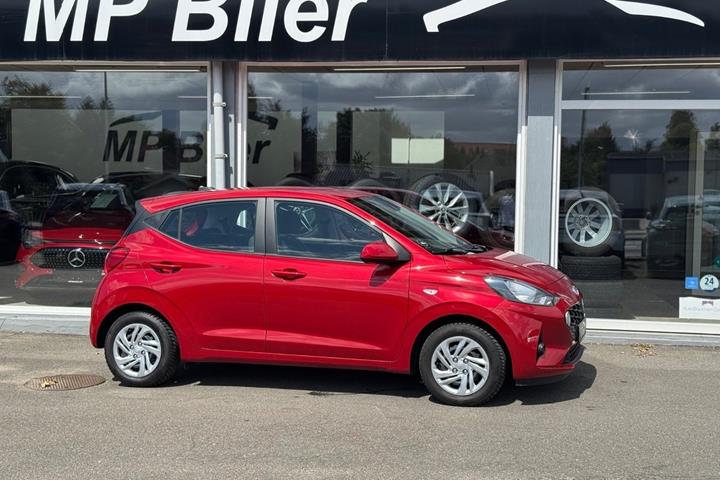 Grå Hyundai i10 fra 2023
