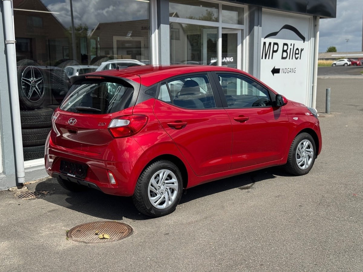 Grå Hyundai i10 fra 2023