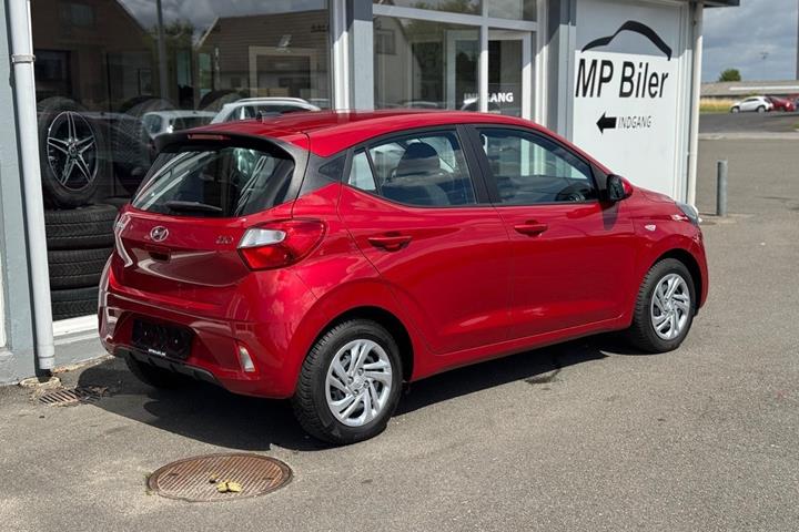Grå Hyundai i10 fra 2023