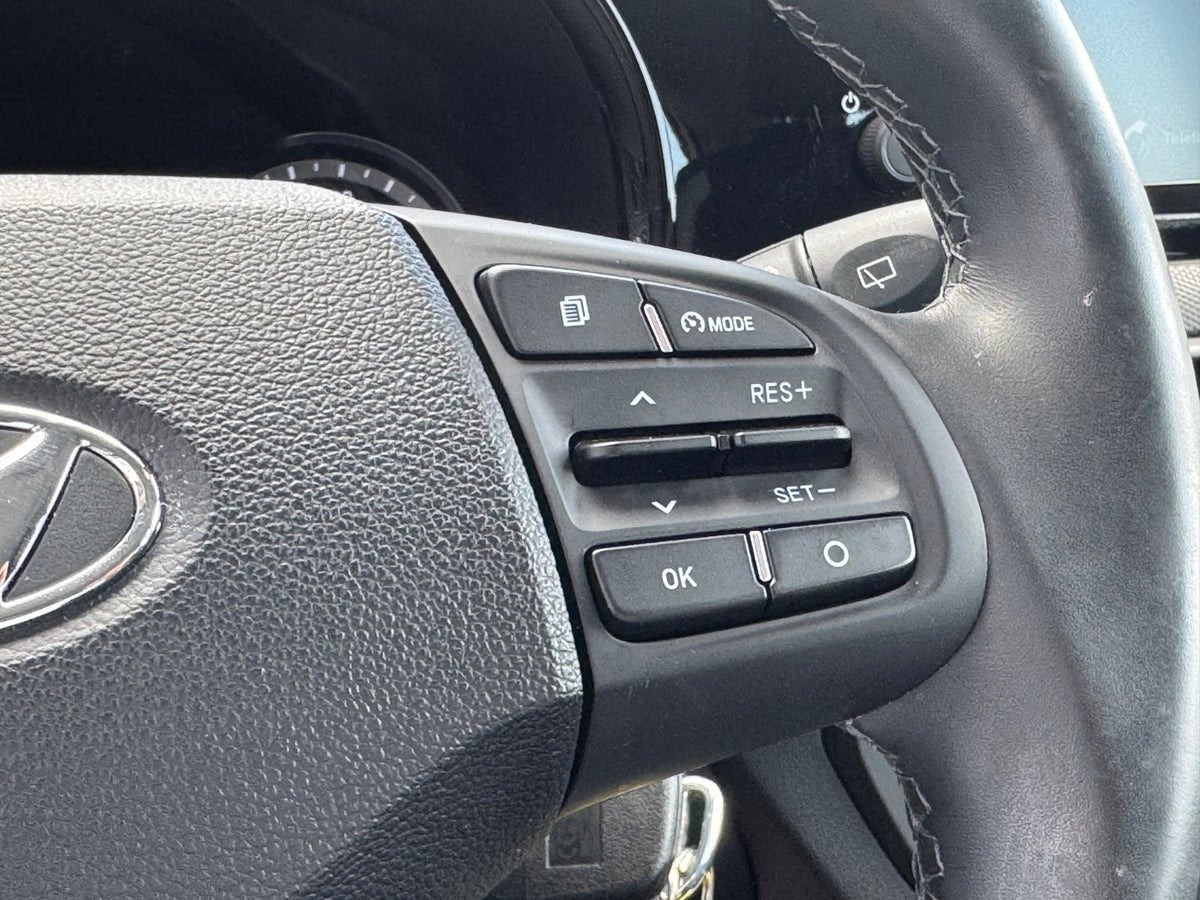 Grå Hyundai i10 fra 2023