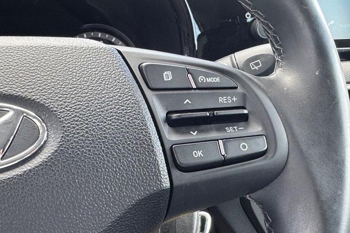 Grå Hyundai i10 fra 2023